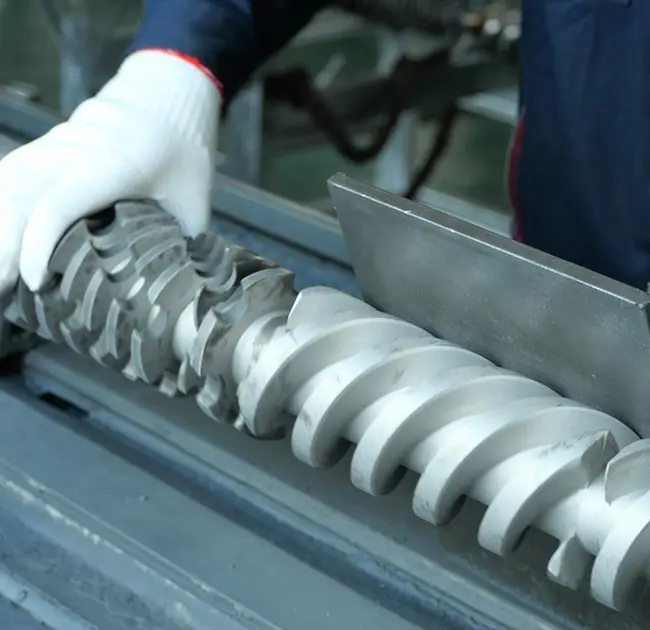 Защо черните линии се появяват многократно в екструдера? Тази статия ви учи как бързо да определите дали е причинено от проблем с цевта или винта.